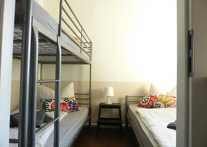 Ferienwohnung Friedrich Schiller, 2 Schlafzimmer, Balkon,kostenloses WiFi, nähe Zentrum,