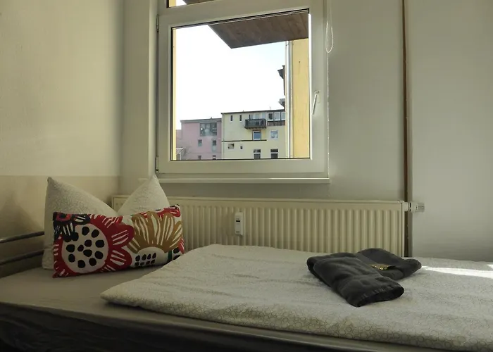 Ferienwohnung Friedrich Schiller, 2 Schlafzimmer, Balkon,kostenloses WiFi, nähe Zentrum,